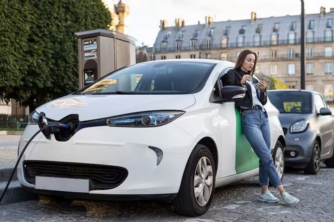 Electric Vehicle Fleet Adoption for Businesses: Guide to Smarter Transportation