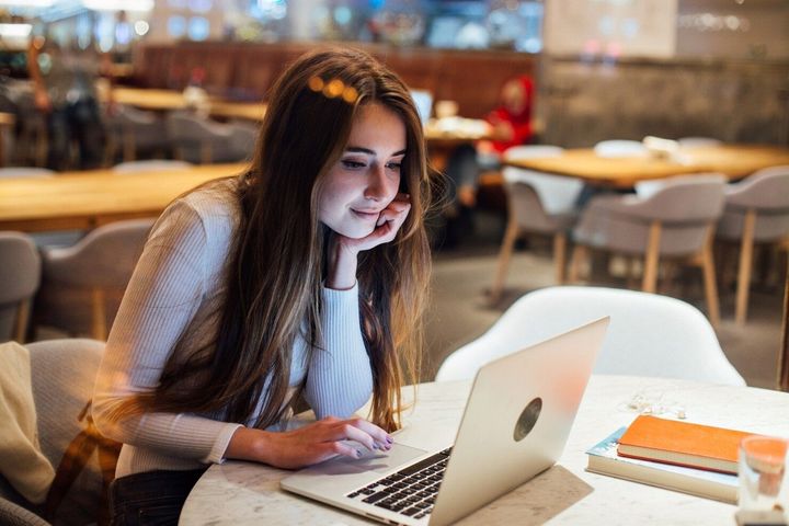 Guide to How Online BBA Marketing Programs Build Strong Business Knowledge