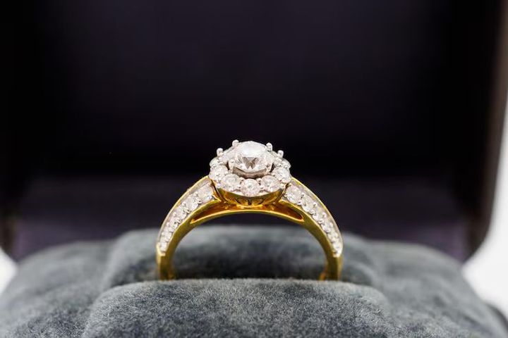 Luxury Engagement Rings: Guide to Elegant Designs and Diamond Selection