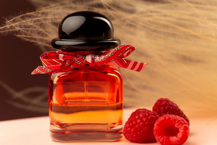 Discover Luxury Perfume Making: An Overview of Blending Methods, Quality Factors, and Fragrance Knowledge