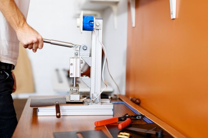 Hydraulic Press Machines and Industrial Metal Forming Systems Basics: Learn Operation Basics, Safety Tips, Process Insights, and Technical Knowledge
