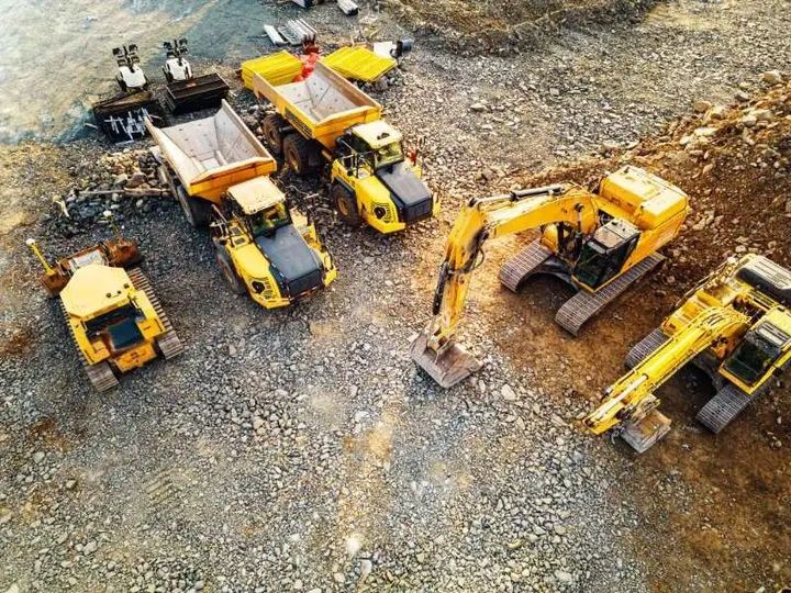 Heavy Earthmoving Equipment: Complete Guide and Uses