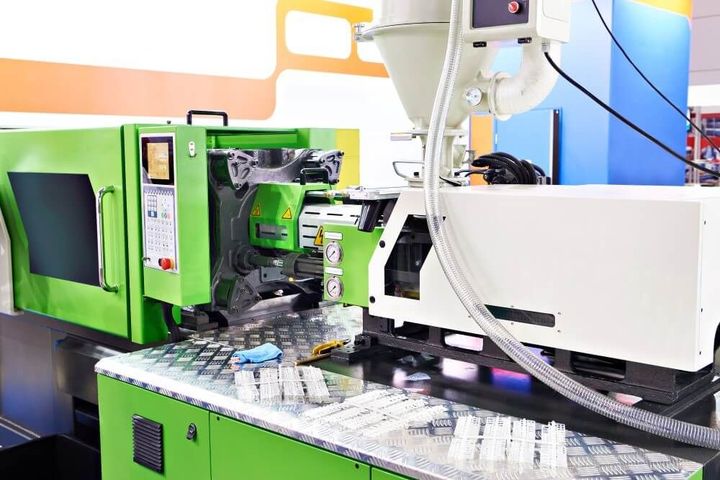 Discover How Plastic Molding Machines Improve Manufacturing Efficiency and Precision