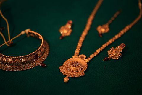 Antique Jewellery Explore Guide: Discover History, Value, Buying Tips & Essential Care Advice
